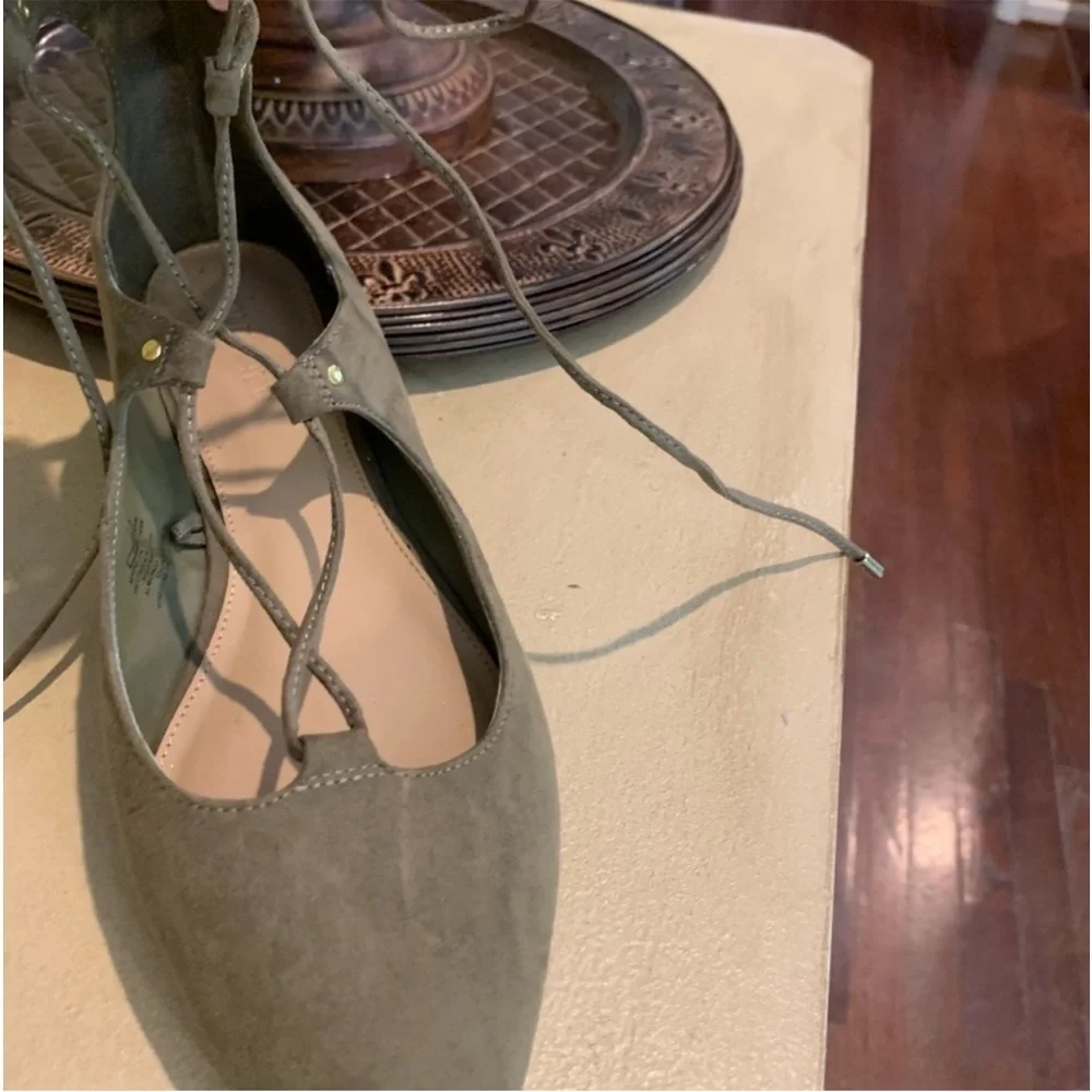 Old Navy Balletcore Woman’s Olive Suade Green Gold Hardware Tie Up Flats Size 8